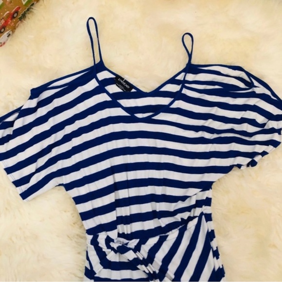 BEBE SEXXXXXY💕
Dress bebe
BEBE Striped Casual blue & white cold shoulder… - Picture 1 of 11